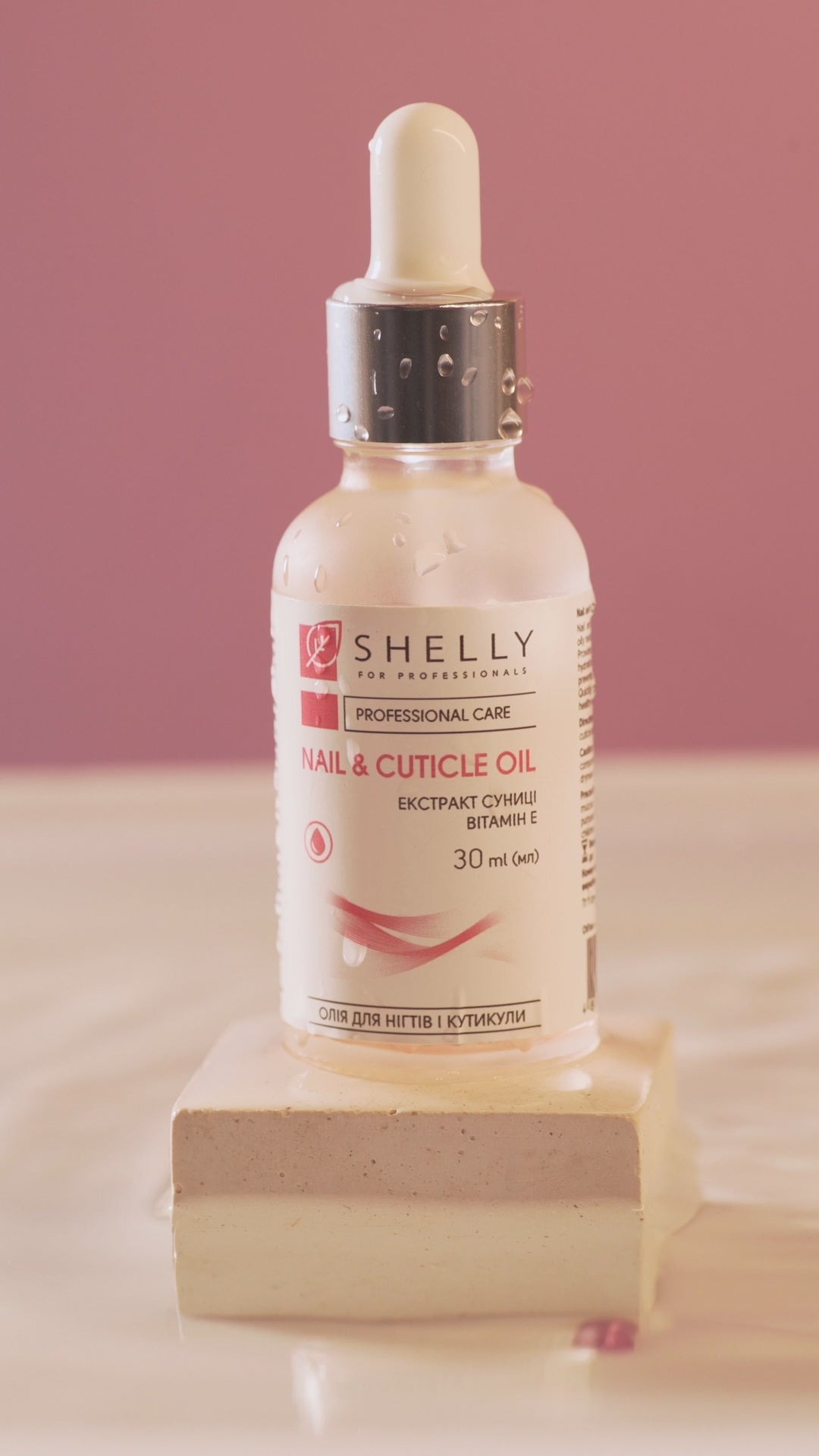 Nail and cuticle oil with strawberry extract and vitamin E - 30 ml